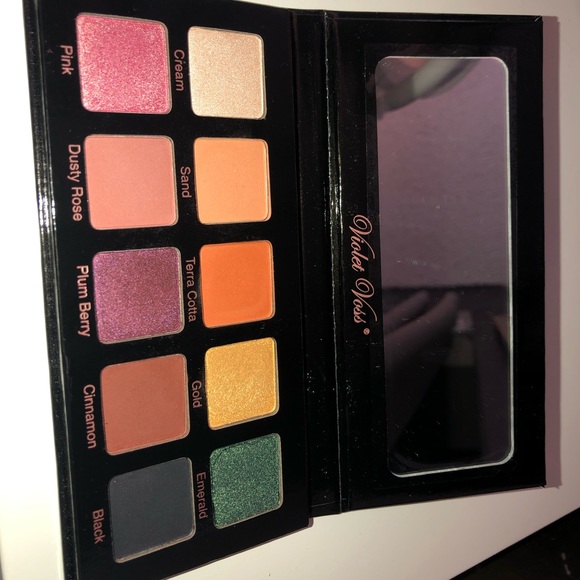 Violet Voss Essentials Pro series palette - Picture 3 of 3